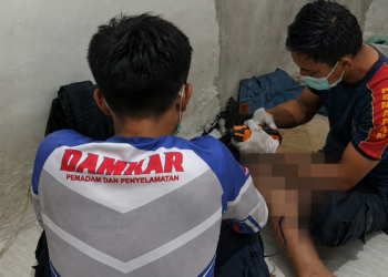 Personel Dinas Pemadam Kebakaran dan Penyelamatan (Damkarmat) Kota Dumai, Riau, saat mengevakuasi cincin logam yang tersangkut pada organ intim seorang pria berusia sekitar 21 tahun, Minggu (19/7/2026). IST