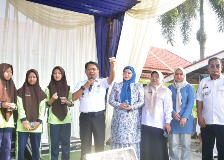 Ratusan pelajar SMP Negeri 2 Lubuk Alung di Nagari Sikabu, Kecamatan Lubuk Alung, Kabupaten Padang Pariaman mengikuti kegiatan Aksi Bergizi pada Rabu (15/7/2026).