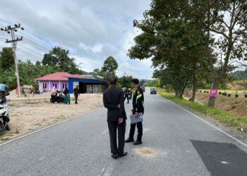 Satlantas Polres Solok melakukan olah TKP di Jalan Baru Lintas Padang-Solok, Jorong Linjuang Koto Tinggi, Nagari Koto Gaek Guguak, Kecamatan Gunung Talang, Kabupaten Solok, Minggu (12/7/2026).