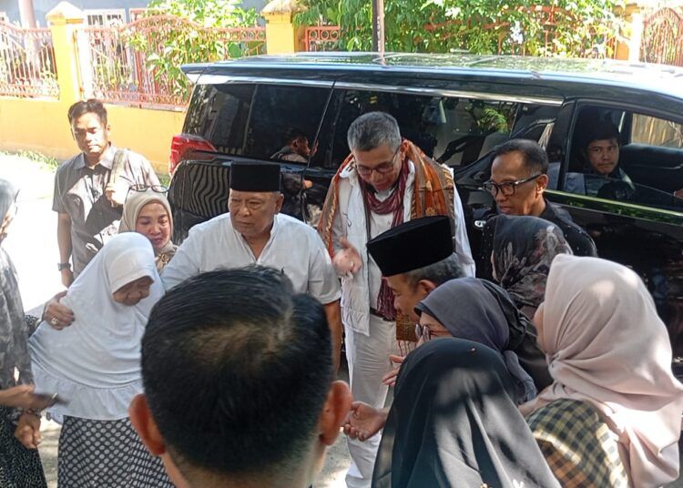 Anggota DPRD Sumatera Barat, Beny Saswin Nasrun (BSN), tersangka dugaan korupsi fasilitas Kredit Modal Kerja dan Bank Garansi Distribusi Semen pada PT Bank Negara Indonesia (Persero) Tbk Cabang Ahmad Yani Padang kepada PT Benal Ichsan Persada, tiba di rumahnya setelah status penahanannya dialihkan menjadi tahanan kota, Jumat (24/7/2026). Foto: Ist