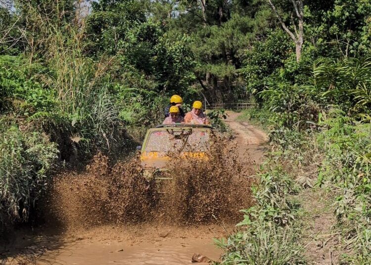 Wisatawan menikmati sensasi menjelajahi sungai dan hutan menggunakan jeep Off-road Kapalo Banda Taram di Kabupaten Lima Puluh Kota.