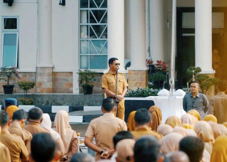 Bupati Solok Selatan, Khairunas, saat memimpin Apel Gabungan Aparatur Sipil Negara (ASN) di lingkungan Pemerintah Kabupaten Solok Selatan yang digelar di halaman Kantor Bupati, Senin (6/7/2026).
