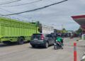 Antrean Kendaraan Mengular di Sejumlah SPBU Padang