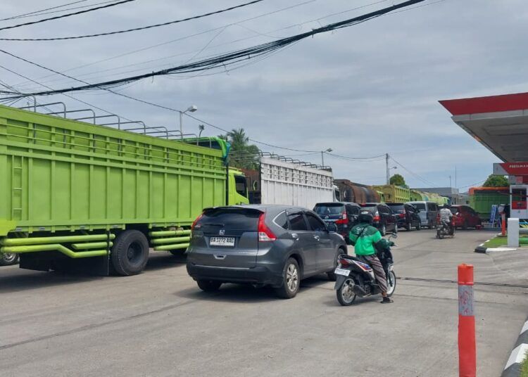 Antrean truk di sejumlah Stasiun Pengisian Bahan Bakar Umum (SPBU) kawasan By Pass, Kota Padang, Sumatera Barat.