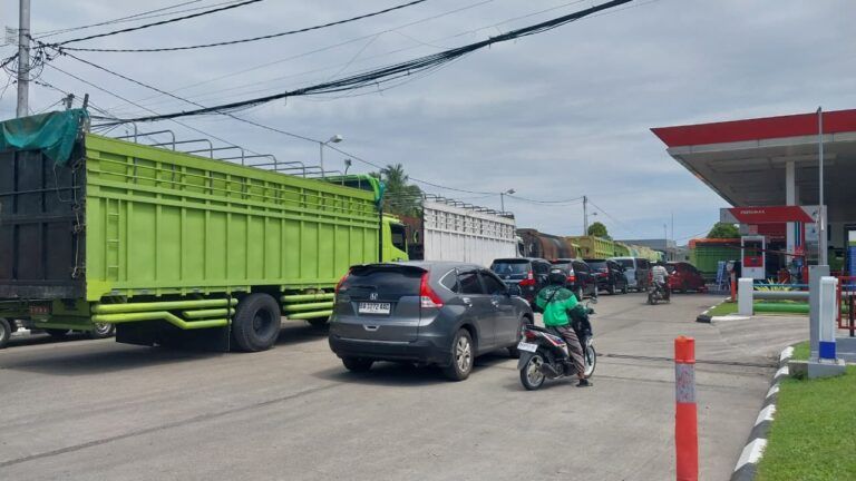 Antrean Kendaraan Mengular di Sejumlah SPBU Padang