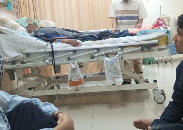 Anak korban, Anesfa, mendampingi ayahnya, Nuardi Koto (54), yang masih menjalani perawatan di RSUP Dr. M. Djamil Padang, Selasa (7/7/2026). (Foto: Qodri Hayatul)