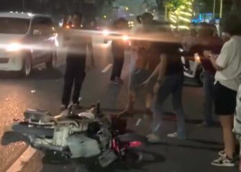 Mobil Tabrakan dengan 2 Motor di Padang, Korban Robek di Kepala dan Patah Kaki