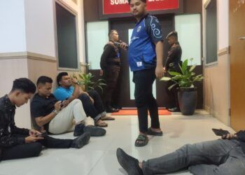 Beberapa aktivis mahasiswa menunggu rekannya, Fadil Ramadhan, keluar dari ruangan Kepala Kejati Sumbar pada Minggu (12/7/2026) malam.