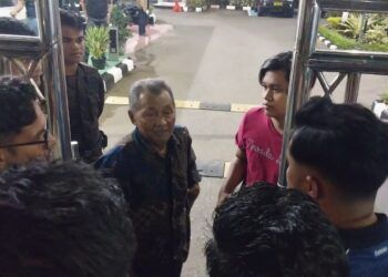 Wartawan dilarang memasuki kawasan Gedung Kejati Sumbar pada Minggu (12/7/2026) malam. Foto: Mengki Kurniawan/Sumbarkita