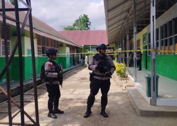 Polisi memasang garis polisi di MAN 3 Padang pada Selasa (14/7/2026) setelah adanya informasi mengenai dugaan ledakan bom rakitan di sekolah itu. Foto: Qadri Hayatul/Sumbarkita