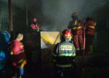 Petugas Dinas Pemadam Kebakaran Kota Padang memadamkan api yang membakar gudang pengolahan kopra di Jalan Seberang Padang, Kecamatan Padang Selatan, Selasa (14/7/2026) petang.