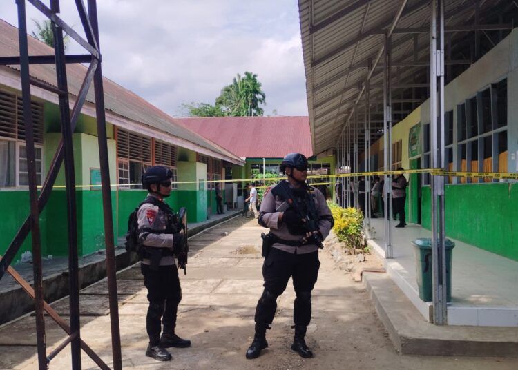 Situasi di MAN 3 Padang setelah diduga terjadi ledakan bom rakitan pada Selasa (14/7). Foto: Qadri/Sumbarkita