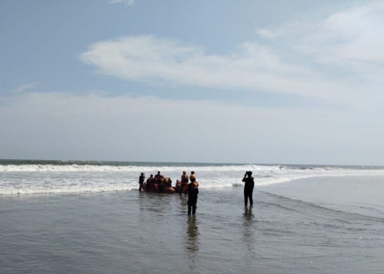 Tim gabungan mencari seorang remaja berusia 14 tahun yang dilaporkan hilang setelah terseret ombak di Pantai Muaro Putuih, Nagari Tiku Limo Jorong, Kecamatan Tanjung Mutiara, Kabupaten Agam, Sumatera Barat, pada Rabu (15/7/2026).