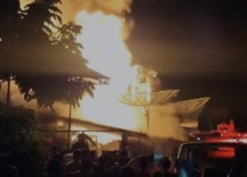 Empat rumah terbakar di Jorong Pasar Lama, Nagari Ujung Gading, Kecamatan Lembah Melintang, Kabupaten Pasaman Barat, Sumatera Barat, pada Rabu (15/7/2026) sekitar pukul 19.48 WIB. Foto: Tangkapan layar media sosial