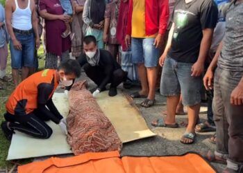 Seorang remaja berusia 14 tahun yang dilaporkan hilang setelah terseret ombak saat berenang di Pantai Pasia Muaro Putuih, Nagari Tiku Limo Jorong, Kecamatan Tanjung Mutiara, Kabupaten Agam, ditemukan meninggal dunia pada Kamis (16/7/2026) pagi.