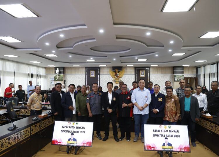 Wakil Ketua DPRD Sumatera Barat (Sumbar) yang juga Ketua Lembaga Karate-Do Indonesia (Lemkari) Sumbar, Nanda Satria, memimpin rapat bersama jajaran pengurus harian di ruang kerjanya pada Jumat (10/7/2026) untuk mempersiapkan Rapat Koordinasi Daerah (Rakorda).