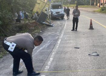 Kecelakaan beruntun melibatkan lima kendaraan terjadi di Jalan Lintas Sumatera Kilometer 9 Sialang, Nagari Gunung Selasih, Kecamatan Pulau Punjung, Kabupaten Dharmasraya, Sumatera Barat, pada Kamis (16/7/2026) sekitar pukul 16.30 WIB. Foto: Polres Dharmasraya