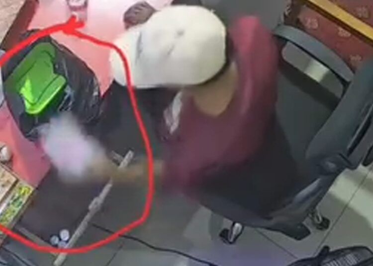 Seorang pria diduga mencuri uang di bengkel tempatnya bekerja di kawasan Air Pacah, Kota Padang, Sumatera Barat, pada Kamis (16/7) malam.