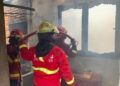 Rumah Terbakar di Dekat Kantor Samsat Padang, Dua Penghuni Mengungsi