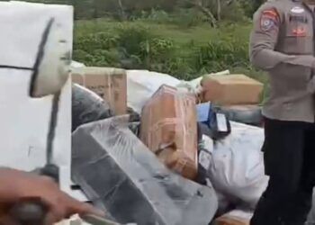 Dump Truck Tabrakan dengan Truk Boks Ekspedisi di Dharmasraya, Banyak Paket Tercecer di Jalan