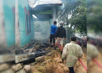 Petugas damkar memadamkan api yang membakar sebuah rumah di Jorong Tanjung Bungo, Nagari Koto Lamo, Kecamatan Kapur IX, Lima Puluh Kota, pada Sabtu (18/7/2026). Foto: Dinas Pemadam Kebakaran Lima Puluh Kota