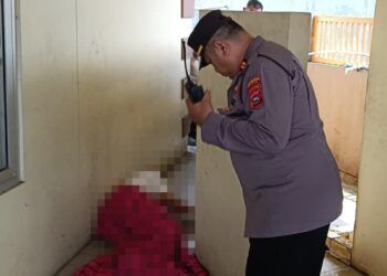Petugas kepolisian melakukan olah TKP setelah seorang pria lansia ditemukan meninggal dunia di samping Musala Al Furqan, kompleks SPBU Pitameh, Kecamatan Lubuk Begalung, Kota Padang, Minggu (19/7/2026).