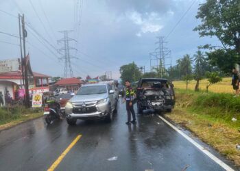 Petugas Satlantas Polres Payakumbuh melakukan olah TKP dan mengevakuasi kendaraan yang terlibat kecelakaan antara Toyota Avanza dan Mitsubishi L300 di Jalan Raya Payakumbuh–Bukittinggi, Kecamatan Akabiluru, Kabupaten Lima Puluh Kota, Minggu (19/7/2026).