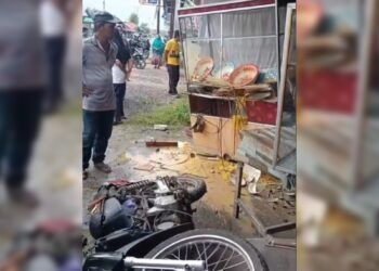 Sebuah mobil pikap menabrak warung dan sepeda motor di Jalan Baru Sungai Sirah, Nagari Pilubang, Kecamatan Sungai Limau, Kabupaten Padang Pariaman, Sumatera Barat, pada Minggu (20/7/2026) pagi.