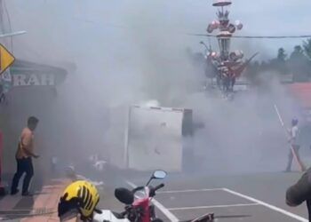 Satu unit mobil box terbakar di perempatan lampu merah Simpang Tabuik, Kota Pariaman, Sumatera Barat, pada Senin (20/7/2026) siang. Foto: Tangkapan layar media sosial
