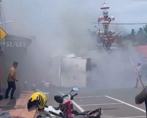 Video: Sebuah Mobil Terbakar di Pariaman, Asap Hitam Membubung Tinggi