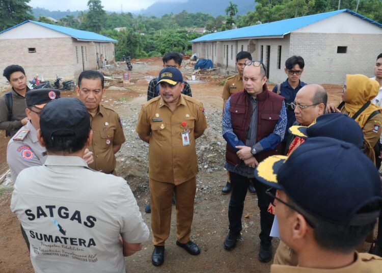 Sekda Kota Padang Raju Minropa bersama perwakilan Kementerian Dalam Negeri meninjau progres pembangunan hunian tetap (huntap) di kawasan Bumi Perkemahan Pramuka, Balai Gadang, Kecamatan Koto Tangah, Senin (20/7/2026).