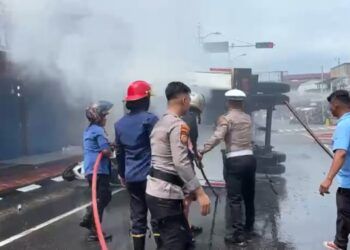 Mobil boks UPS terbalik dan terbakar di Simpang Tugu Tabuik, Jalan Sutan Syahrir, Kota Pariaman, Senin (20/7/2026).