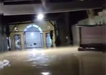 Banjir merendam 150 rumah di Kampung Koto Rawang, Nagari Lakitan Timur, Kecamatan Lengayang, Kabupaten Pesisir Selatan, pada Senin (20/7/2026) malam. Foto: Tangkapan layar media sosial