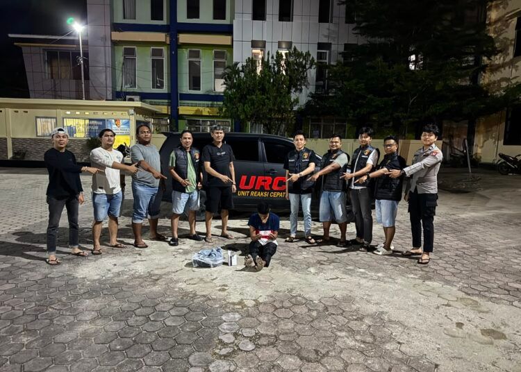 Polisi menangkap seorang kasir toko di Kampung Gurun Panjang, Nagari Gurun Panjang, Kecamatan Bayang, Pesisir Selatan, Sumatera Barat (Sumbar), pada Jumat (17/7/2026) sekitar pukul 22.00 WIB karena diduga mencuri dan menggelapkan uang di toko tempatnya bekerja. Foto: Polres Pesisir Selatan