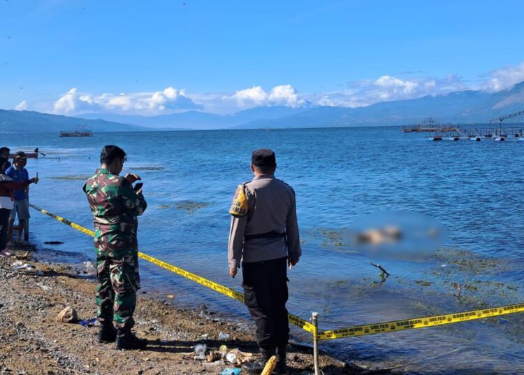Mayat pria tanpa identitas dan busana ditemukan mengapung di tepi Danau Singkarak, Kecamatan Batipuh Selatan, Kabupaten Tanah Datar, Sumatera Barat, pada Selasa (21/7/2026) pagi. Foto: Polsek Batipuh Selatan