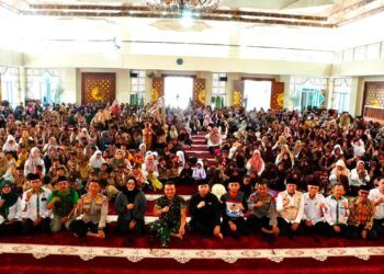 Wali Kota Padang Panjang Serahkan Ratusan Seragam Sekolah Gratis untuk Pelajar SD dan SMP