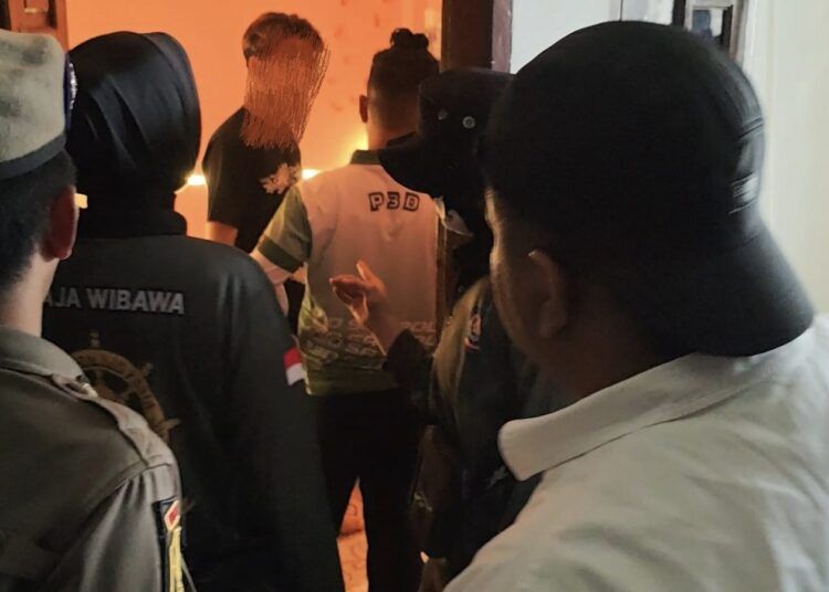 Petugas Satpol PP Kota Padang melakukan pengawasan di rumah kos kawasan Padang Selatan, Rabu (22/7).