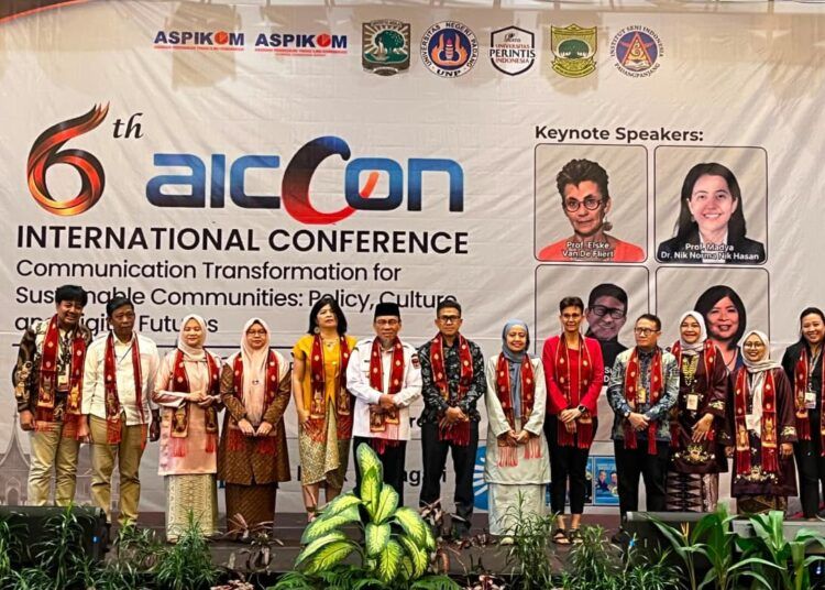 Wakil Wali Kota Padang Maigus Nasir menyampaikan sambutan pada pembukaan The 6th Annual International Communication Conference (AICCON) 2026 dan Kongres VIII Aspikom Indonesia di The ZHM Premiere Hotel Padang, Rabu (22/7/2026).
