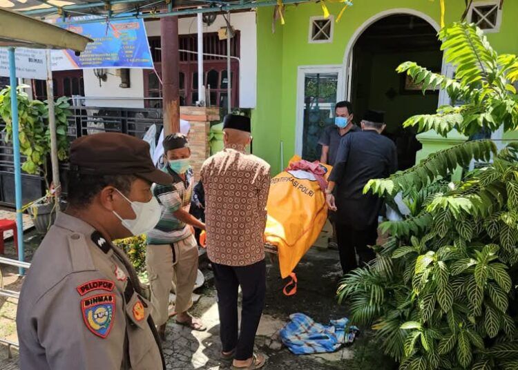 Petugas kepolisian melakukan olah tempat kejadian perkara (TKP) di rumah seorang lansia bernama Helmi (72) yang ditemukan meninggal dunia dalam kondisi membusuk di Kompleks Cendana Tahap III, Kelurahan Mata Air, Kecamatan Padang Selatan, Kota Padang, Rabu (22/7/2026)