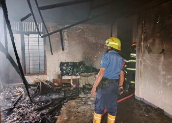 Petugas Dinas Pemadam Kebakaran Kota Padang memadamkan api yang menghanguskan sebuah rumah di Komplek Wisma Indah III, Kelurahan Parupuk Tabing, Kecamatan Koto Tangah, Kamis (22/7/2026).