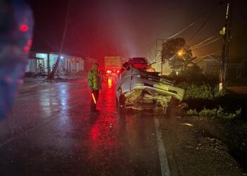 Petugas mengevakuasi kendaraan yang terlibat kecelakaan antara truk tangki dan Suzuki Carry di Jalan Lintas Provinsi, Nagari Tanjung Gadang, Kabupaten Sijunjung, Rabu (22/7/2026)