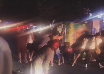Sebuah bus menabrak pohon hingga rebah kuda di Jalan Adinegoro, kawasan Lubuk Buaya, Kota Padang, Sumatera Barat, pada Kamis (23/7/2026) sekitar pukul 05.00 WIB.