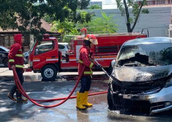 Mobil Honda Freed Mendadak Terbakar di Depan McDonald’s Padang, Asap Muncul dari Kap Depan