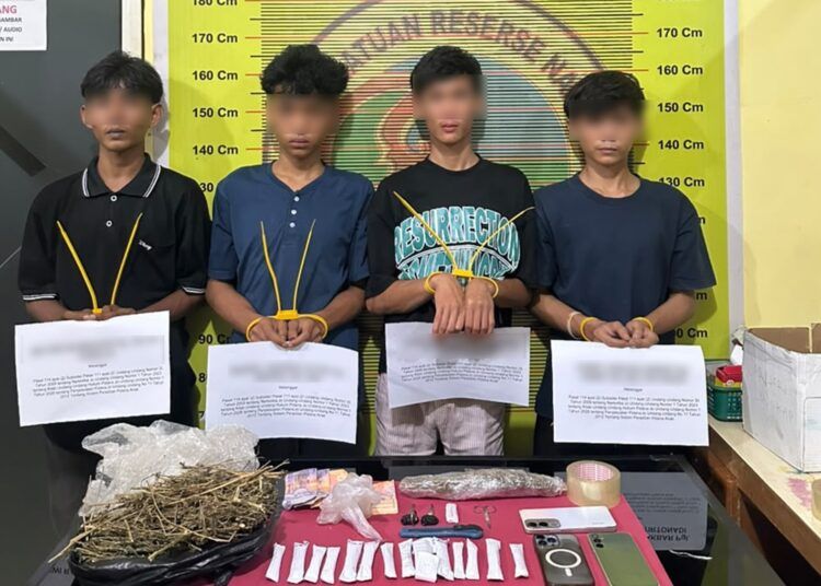 Polisi menangkap empat siswa SMA di Nagari Lakitan Induk, Kecamatan Lengayang, Pesisir Selatan, Sumatera Barat (Sumbar), pada Kamis (23/7/2026) pukul 20.00 WIB. Keempatnya merupakan terduga pengedar, kurir, sekaligus pengisap ganja. Foto: Polres Pesisir Selatan