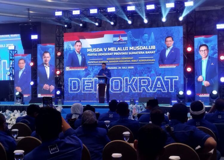 Ketua DPD Partai Demokrat Sumatera Barat (Sumbar), Mulyadi, menyampaikan pidato pada Musyawarah Daerah (Musda) V melalui Musyawarah Daerah Luar Biasa (Musdalub) Partai Demokrat Sumbar di lantai 1 Andromeda Hotel Mercure Padang pada Jumat (24/7/2026) malam. Foto: Qadri Hayatul/Sumbarkita