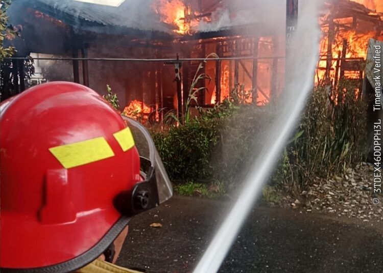 Petugas pemadam kebakaran berupaya memadamkan api yang menghanguskan tiga rumah dan satu warung di Kelurahan Napar, Kota Payakumbuh, Sabtu (25/7/2026).