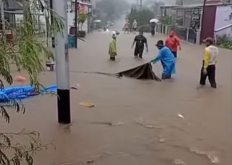Hujan deras yang mengguyur Kecamatan Talamau, Kabupaten Pasaman Barat, Sabtu (25/7/2026), menyebabkan banjir merendam Kampung Penerimaan, Nagari Kajai Selatan