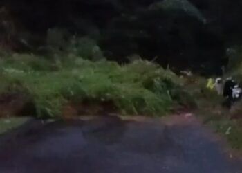 Material tanah dan bebatuan menutup badan jalan di ruas Tapauah menuju Talu, Sabtu (25/7).