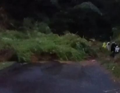 Video: Longsor Putus Akses Jalan Tapauah–Talu di Pasaman Barat