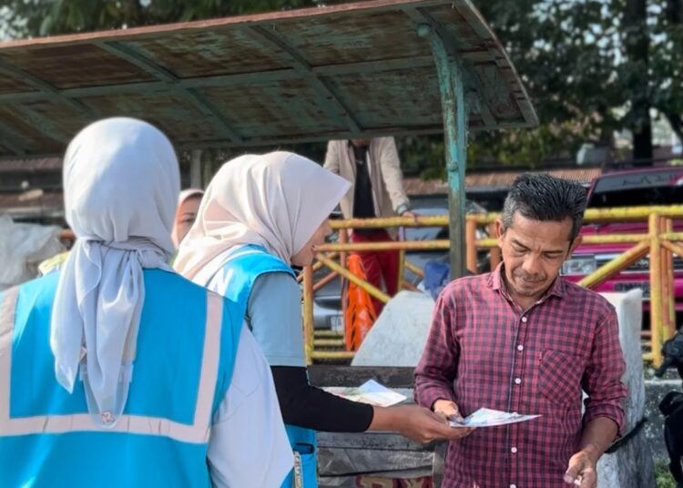 Petugas PLN UP3 Bukittinggi memberikan edukasi dan sosialisasi Promo Tematik Tambah Daya "Semangat Baru Makin Berdaya" kepada masyarakat saat kegiatan jalan santai di Lapangan Kantin Bukittinggi.